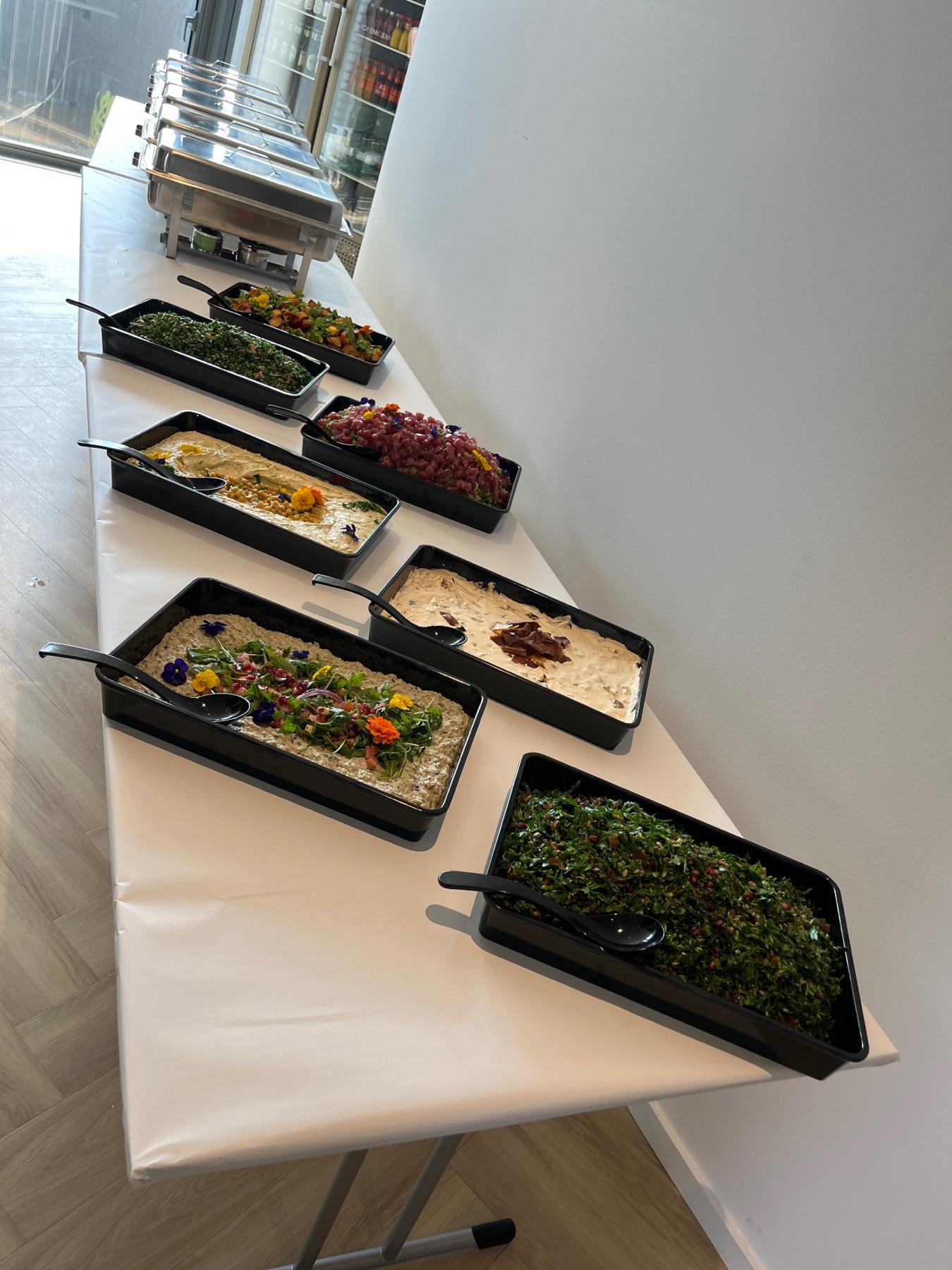 Dips und Salate in einer Reihe