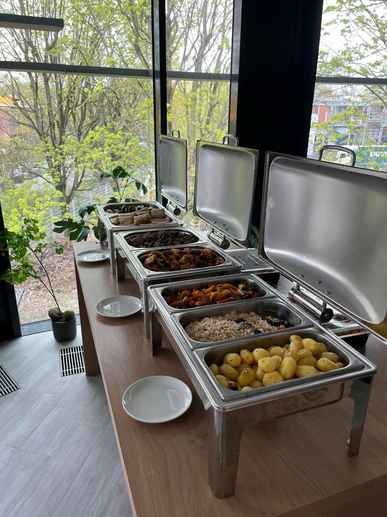 Warme Hauptgerichte am Buffet