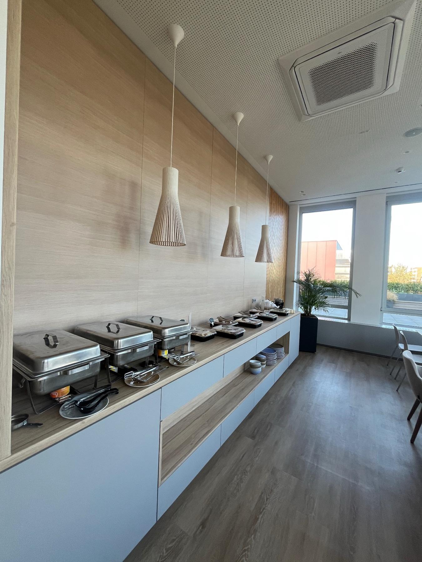 Buffet auf einem modernen Sideboard