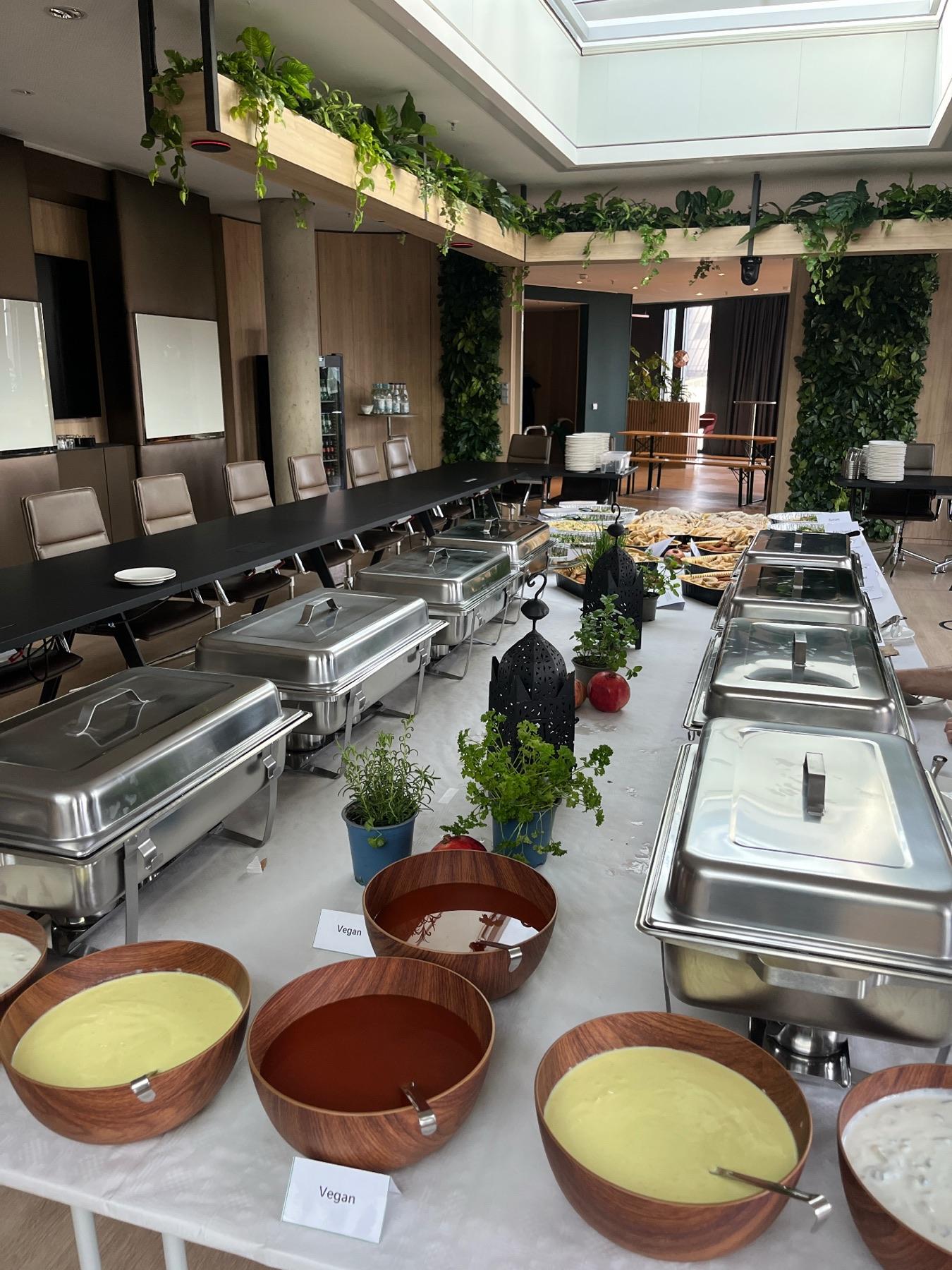 Veganes Buffet in Chafing Dishes