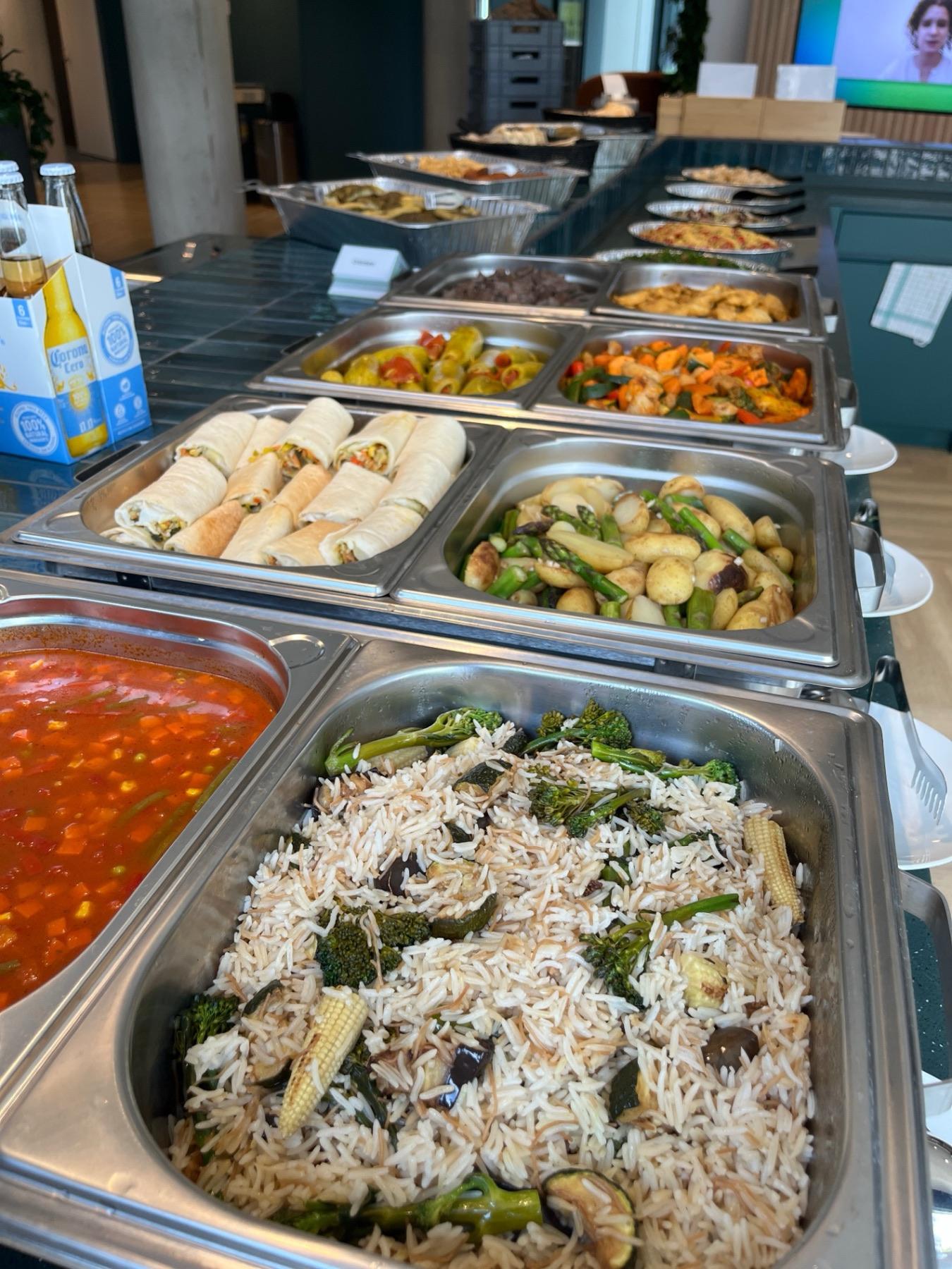 Vielfältiges Buffet in Chafing Dishes