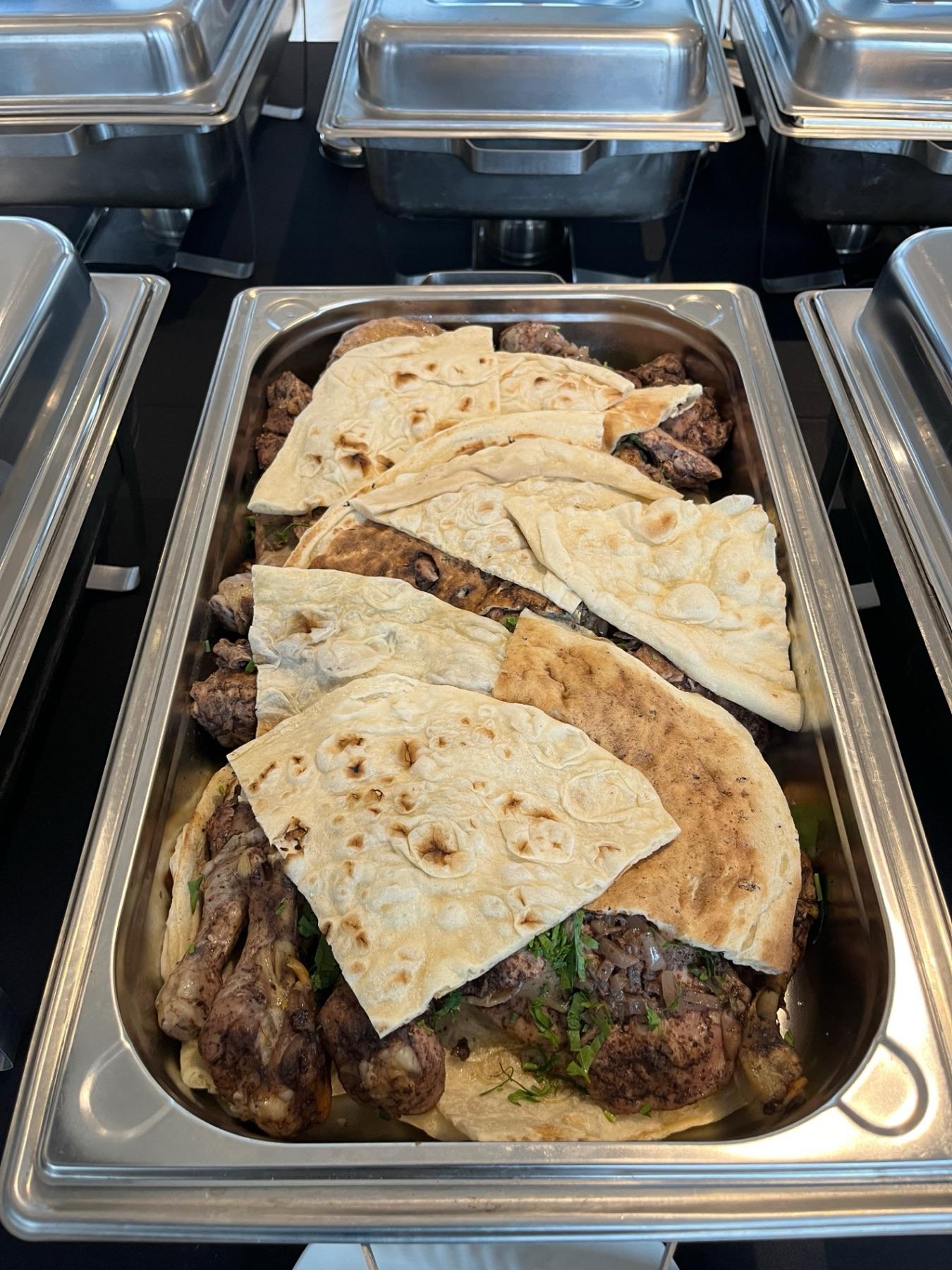 Fleisch mit Fladenbrot