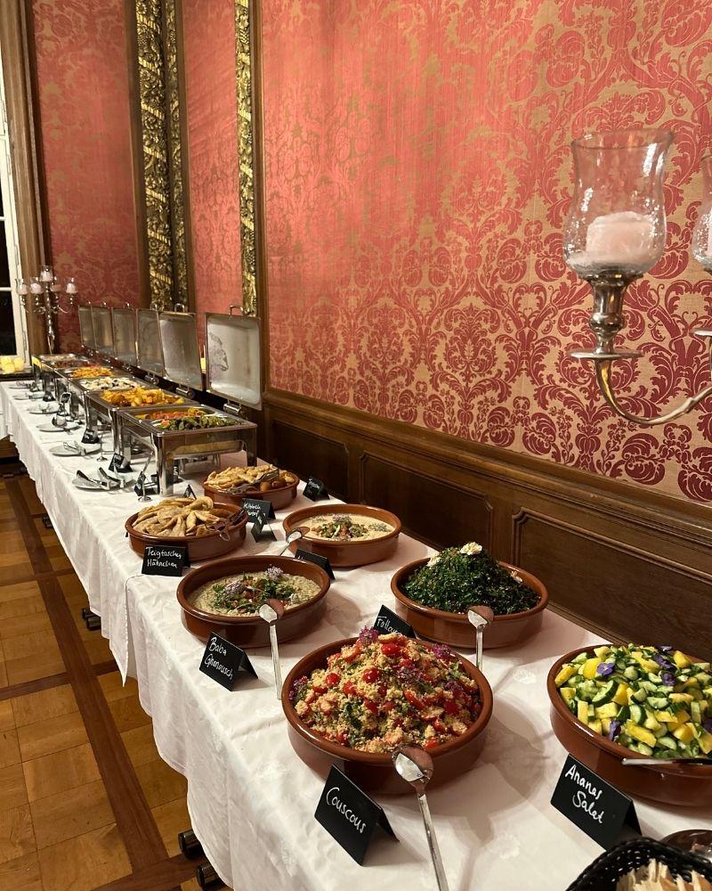 Arabisches Hochzeitsbuffet in einem Festsaal