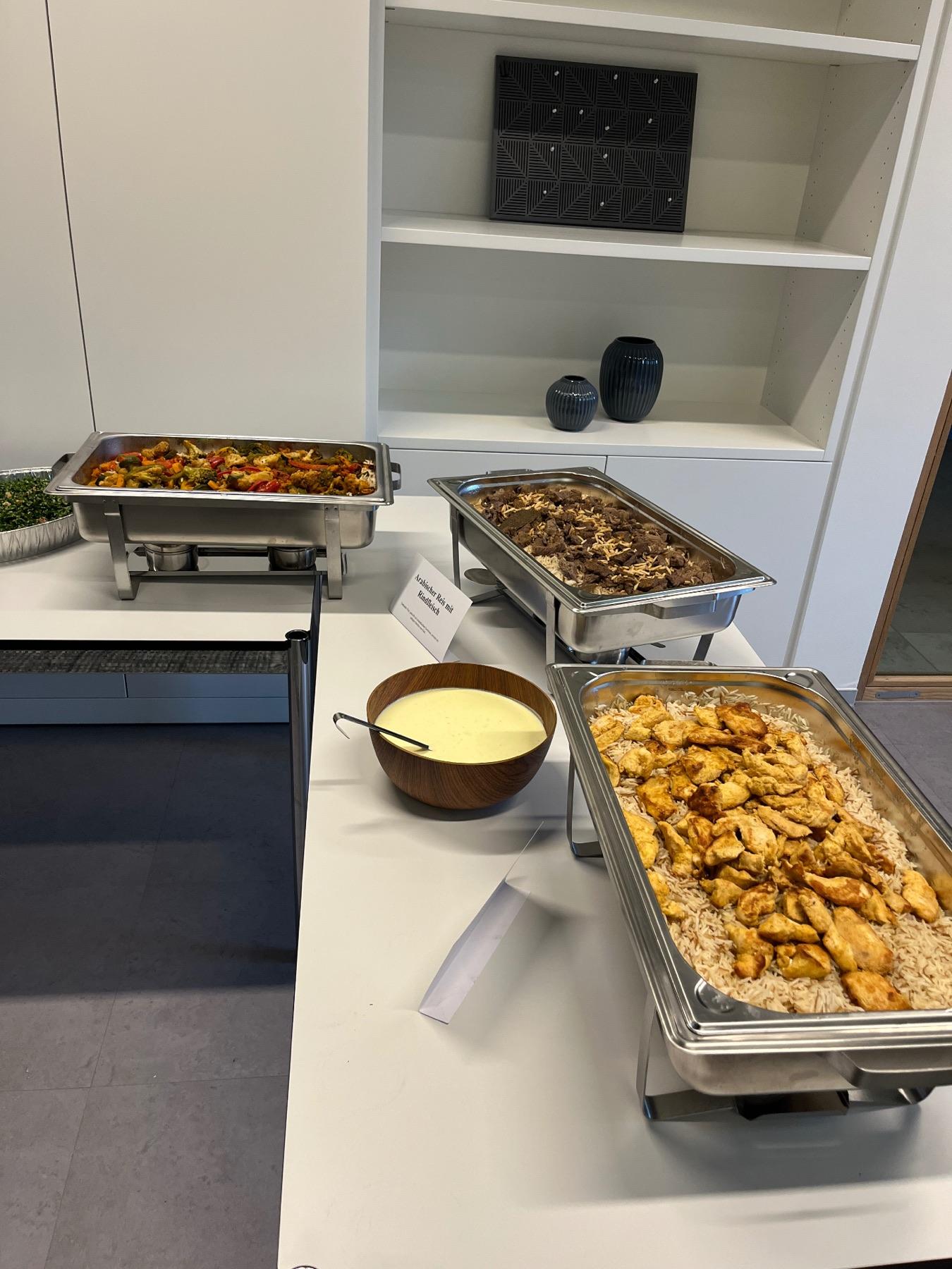 Hähnchen mit Reis am Buffet
