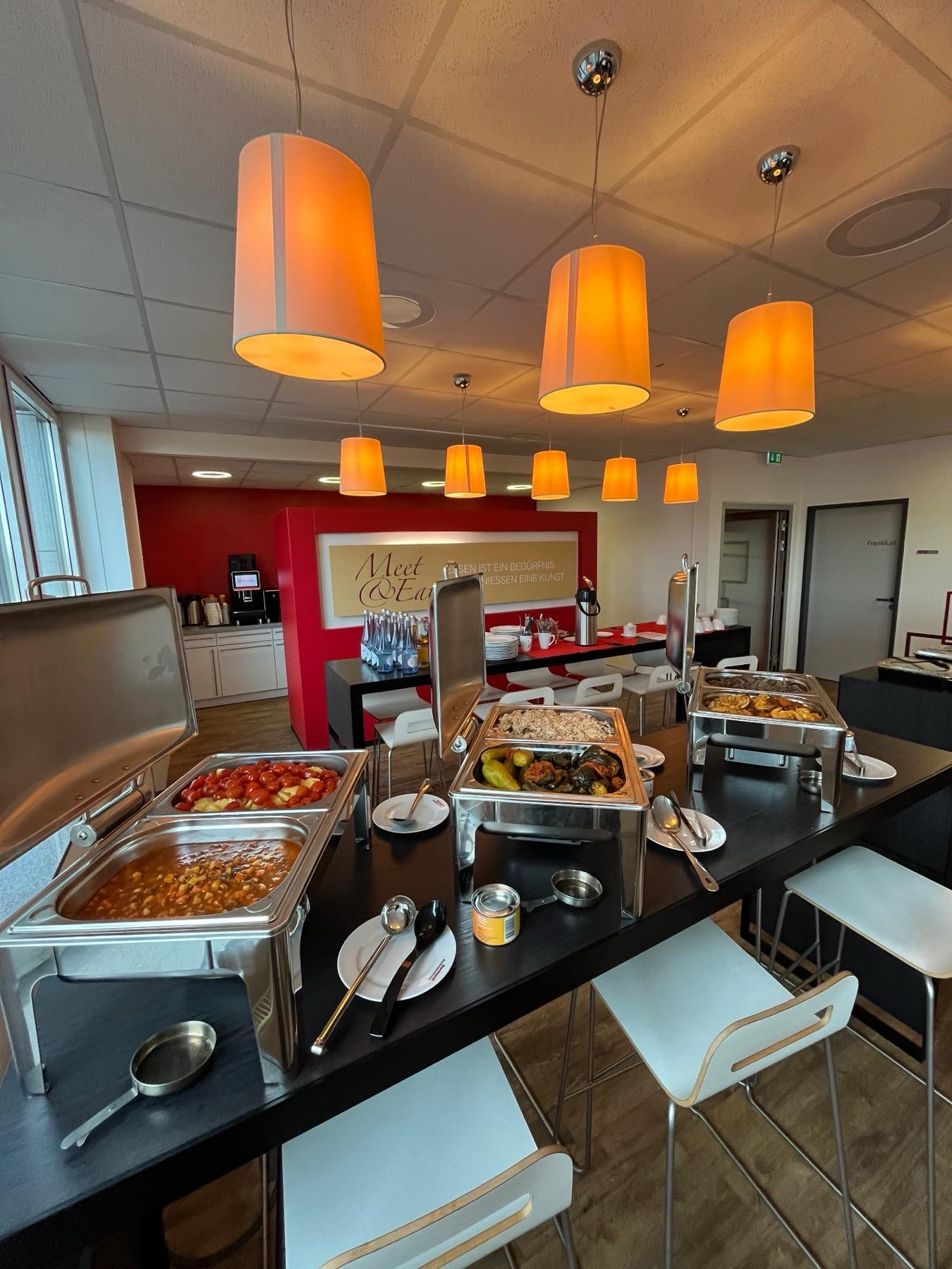 Warmes Buffet bei einem Firmenevent