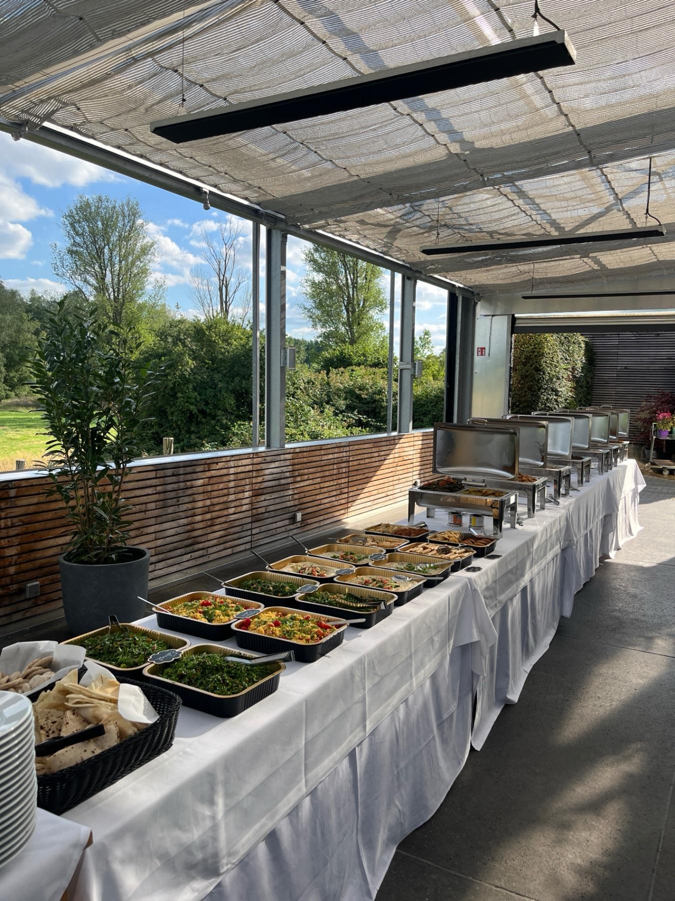 Buffet auf einer Terrasse bei einer Firmenfeier