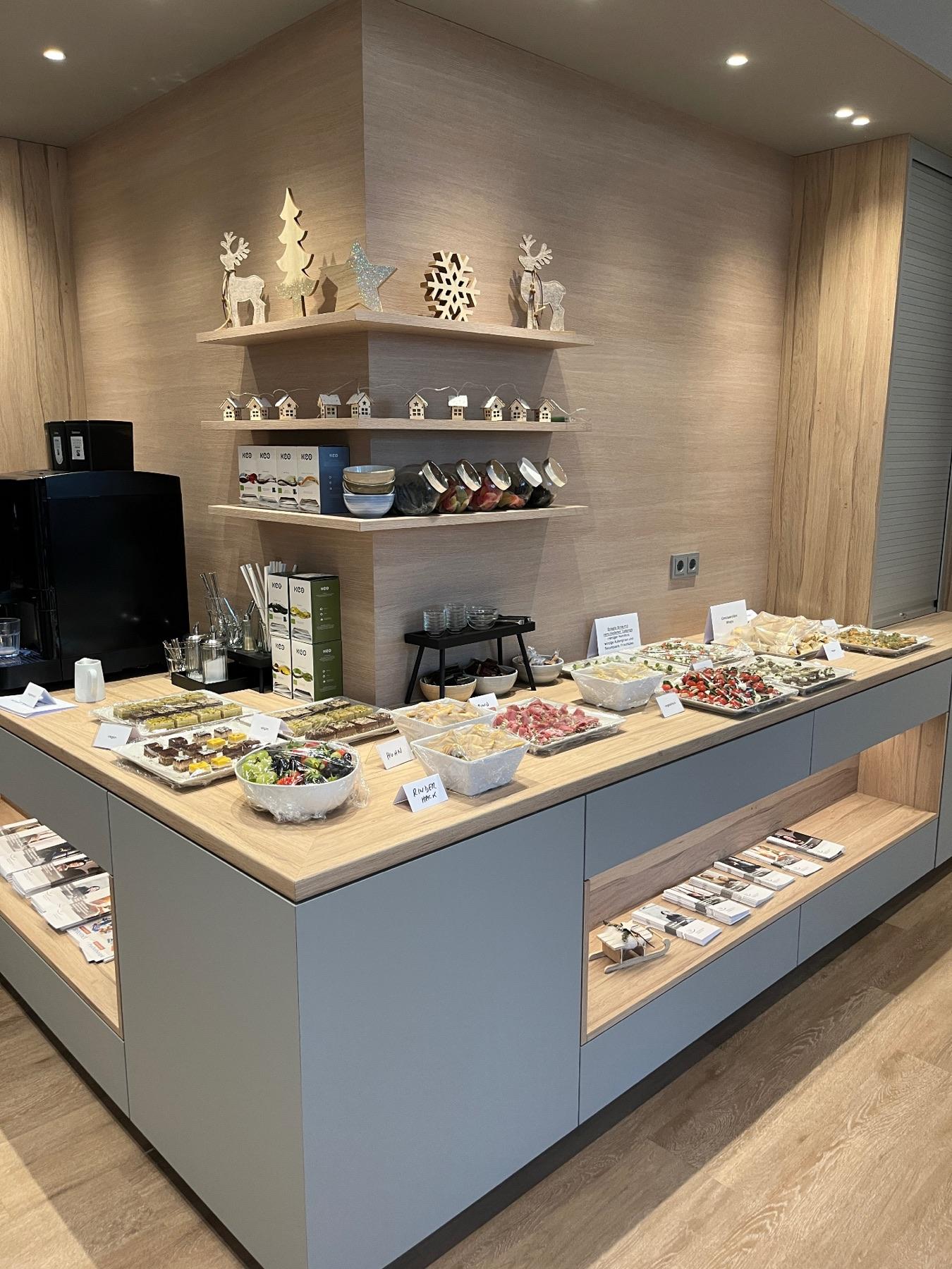 Buffet an der Theke einer Büroküche