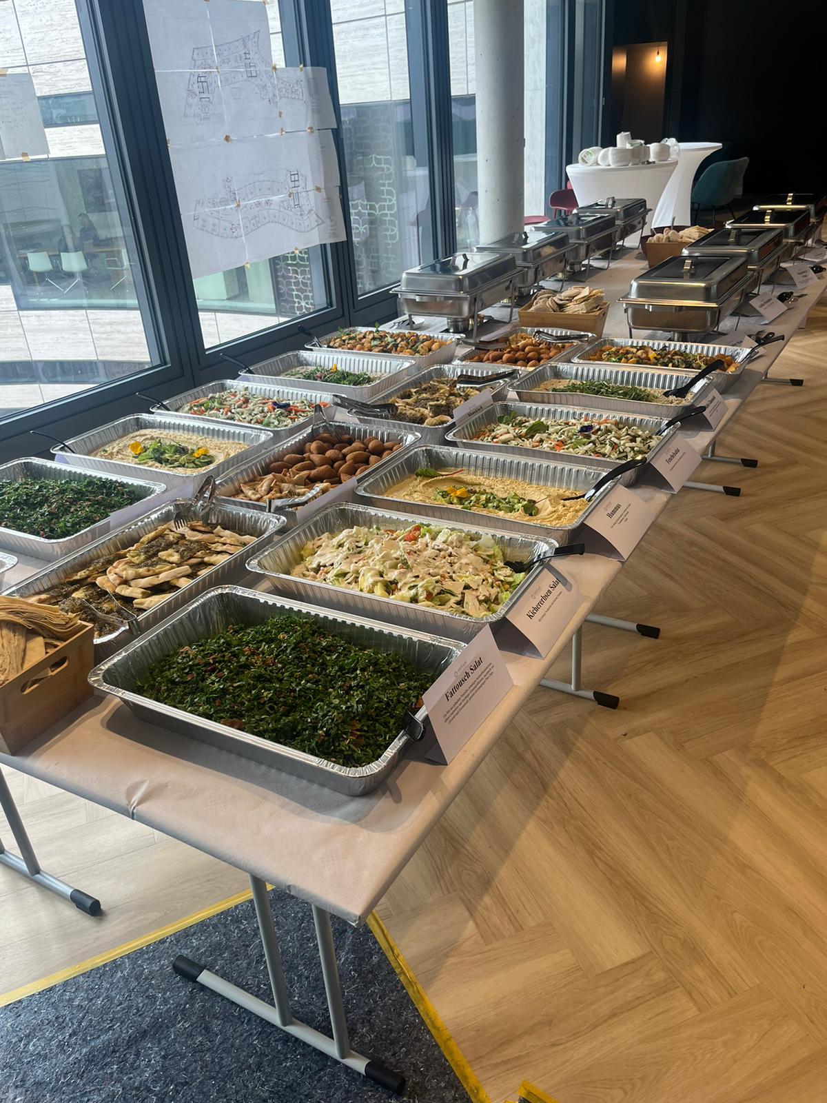 Großes Buffet bei einem Firmenevent