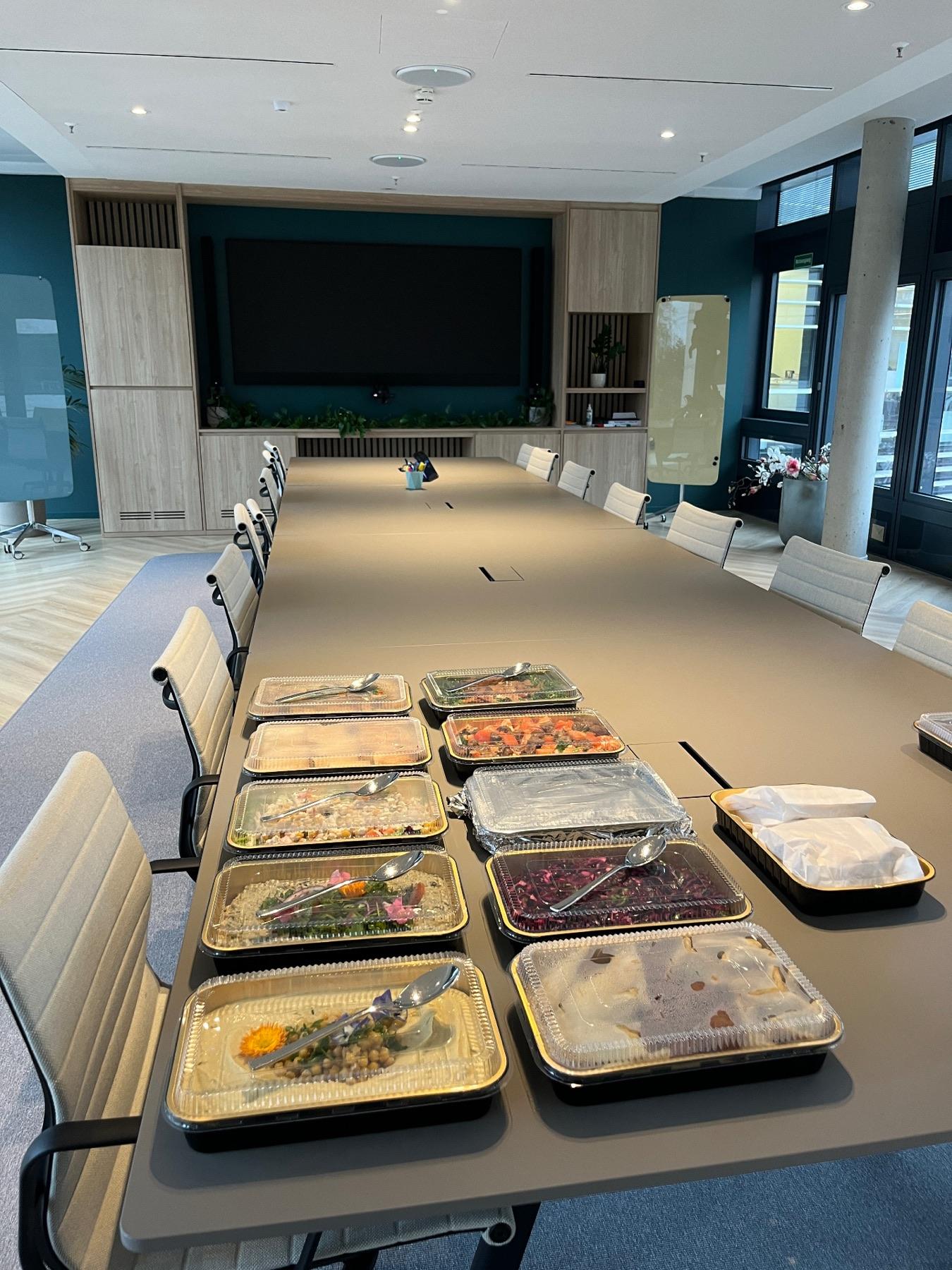 Meeting-Catering auf einem Konferenztisch